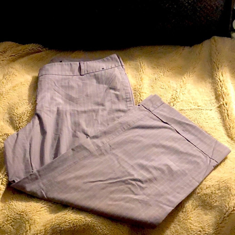 🔹4 for $30 Size 8 NY&CO Gray pinstripe capris